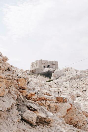 Image d'un fort au somet de rochers'