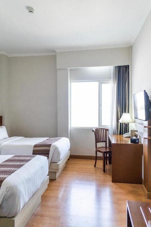 Image de la chambre d'hôtel montrant deux lits
